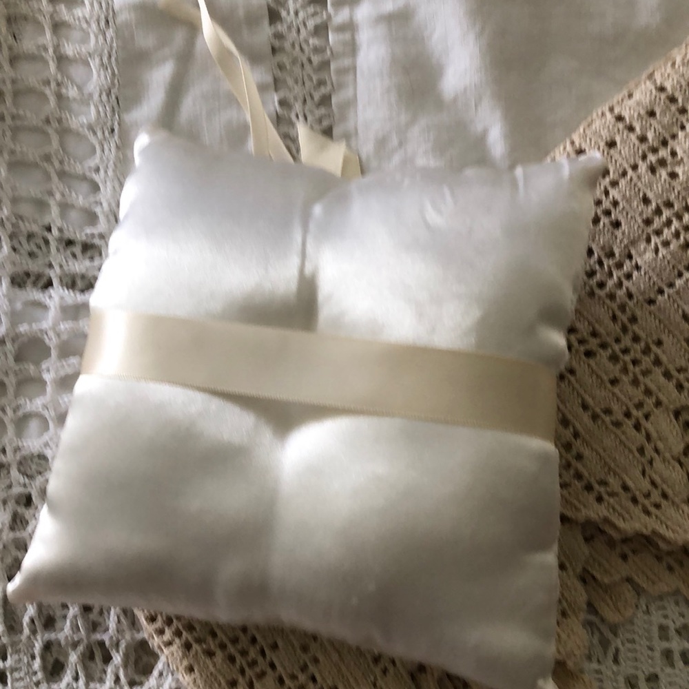 NWOT- Pretty ring pillow - Picture 6 of 7